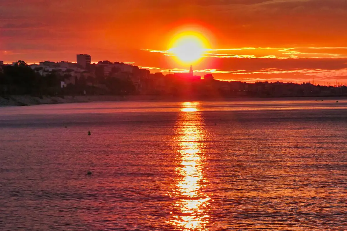 Perfil urbà i port d'El Masnou a la sortida del sol
