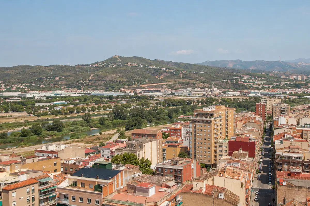 Vista panoràmica de Montcada i Reixac i el seu entorn urbà